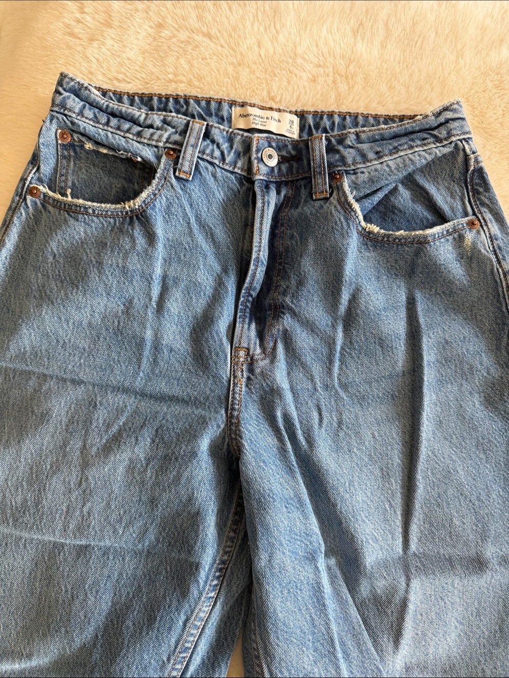 Abercrombie & Fitch Women’s Medium Blue High Rise Relaxed Denim Jeans size 28 6R